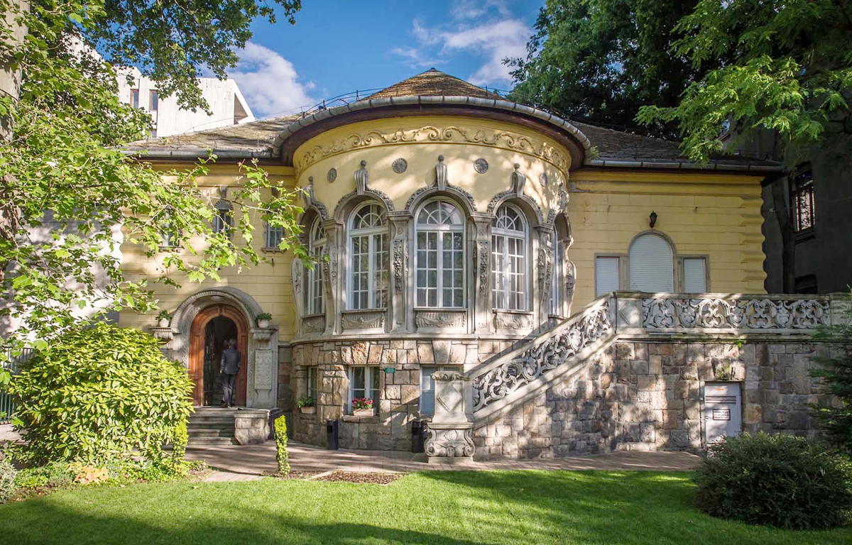 adamvilla